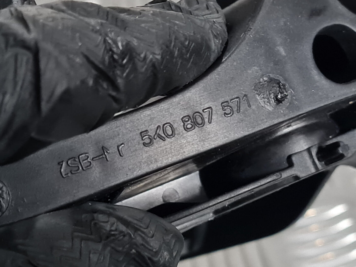 Priekšēja luktura kronšteins priekš VW GOLF 6 2011