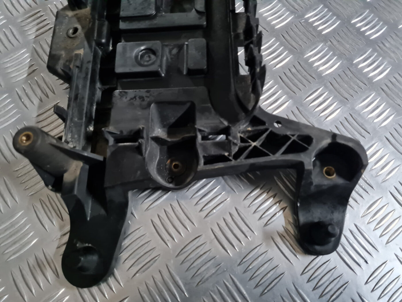 Akumulatora pamatnes kronšteins priekš VW GOLF 6 2011 2 Akumulatora pamatnes kronšteins priekš VW GOLF 6 2011