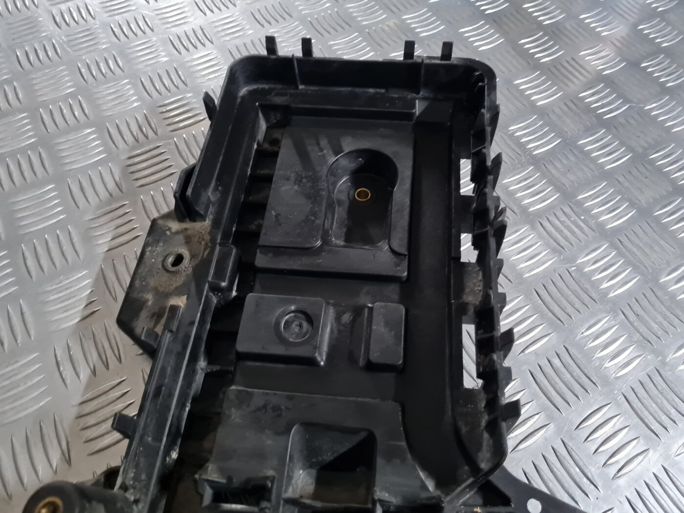 Akumulatora pamatnes kronšteins priekš VW GOLF 6 2011 5 Akumulatora pamatnes kronšteins priekš VW GOLF 6 2011