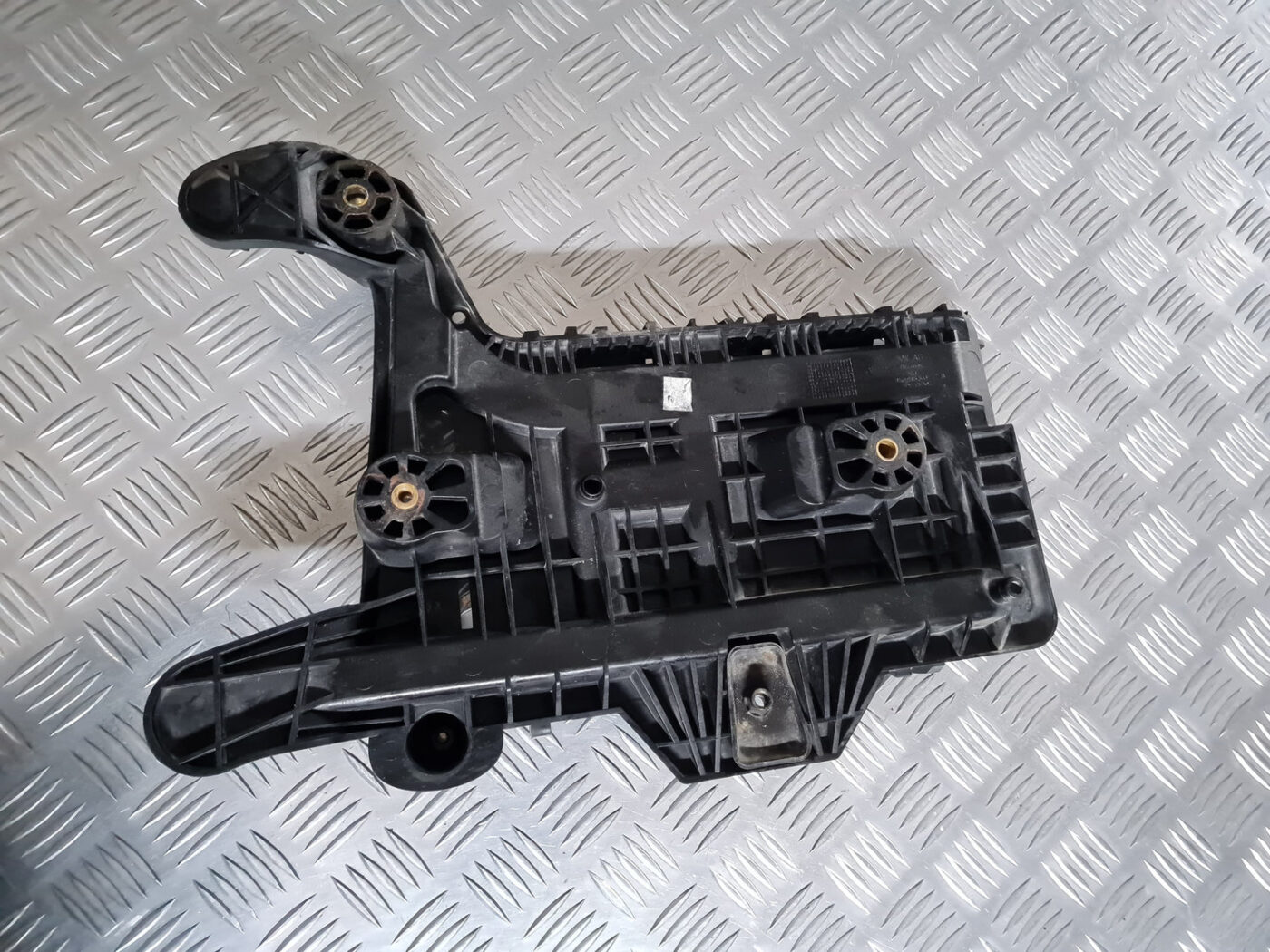 Akumulatora pamatnes kronšteins priekš VW GOLF 6 2011 4 Akumulatora pamatnes kronšteins priekš VW GOLF 6 2011