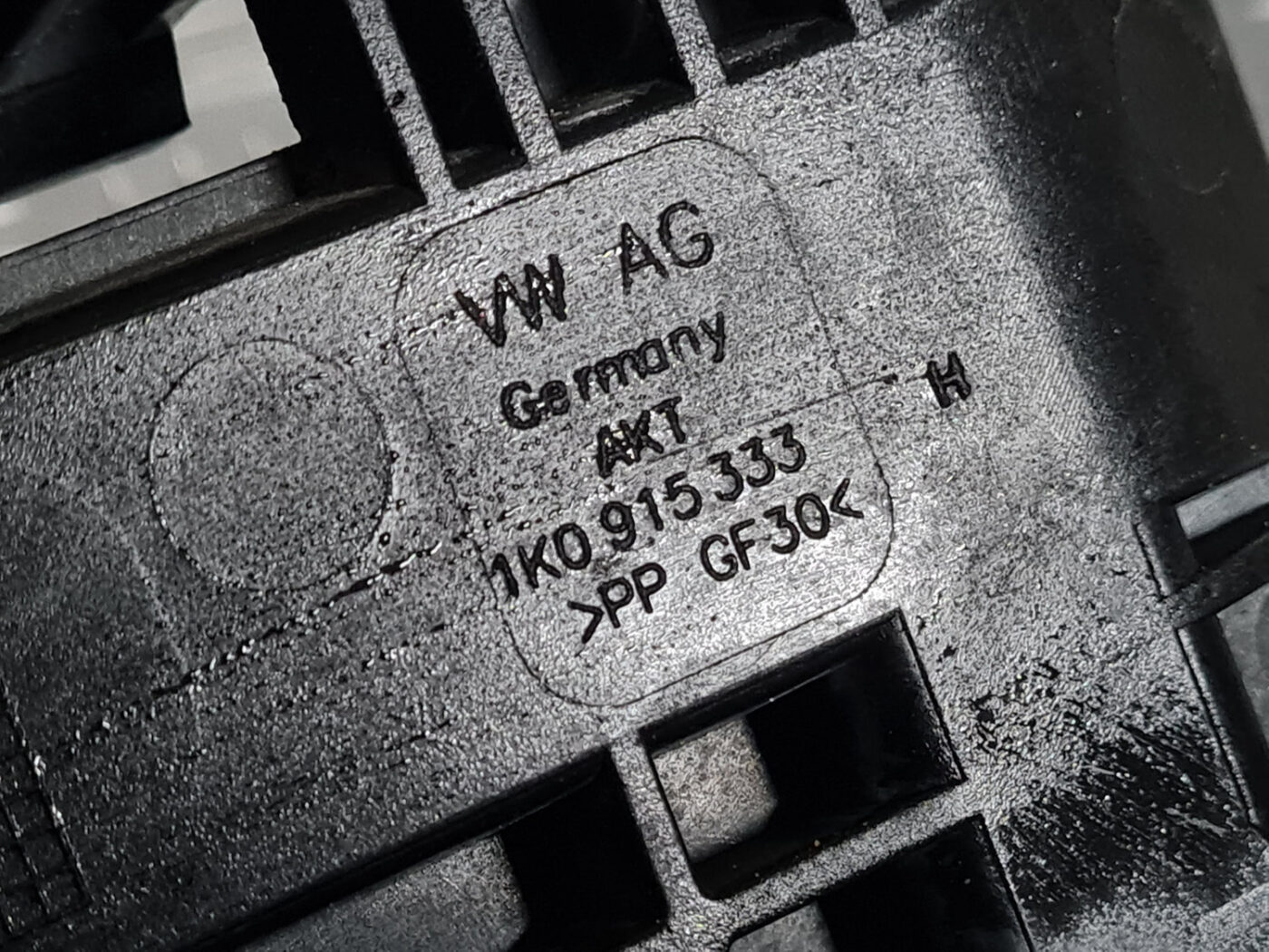 Akumulatora pamatnes kronšteins priekš VW GOLF 6 2011 3 Akumulatora pamatnes kronšteins priekš VW GOLF 6 2011