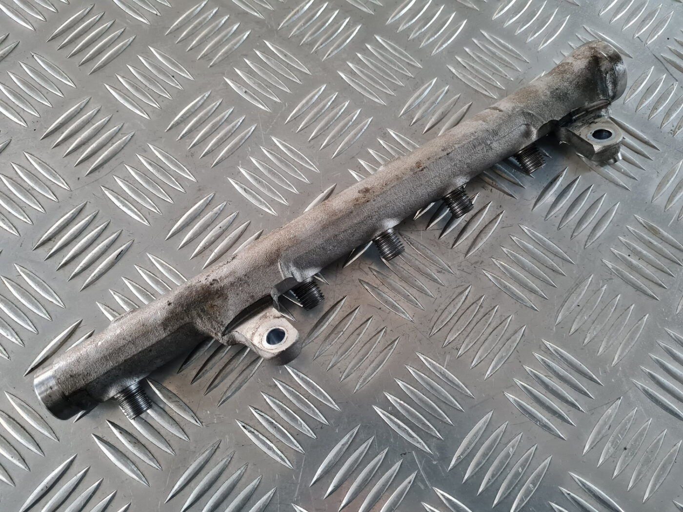 Degvielas sadales caurule priekš VW GOLF 6 2011 6 Degvielas sadales caurule priekš VW GOLF 6 2011