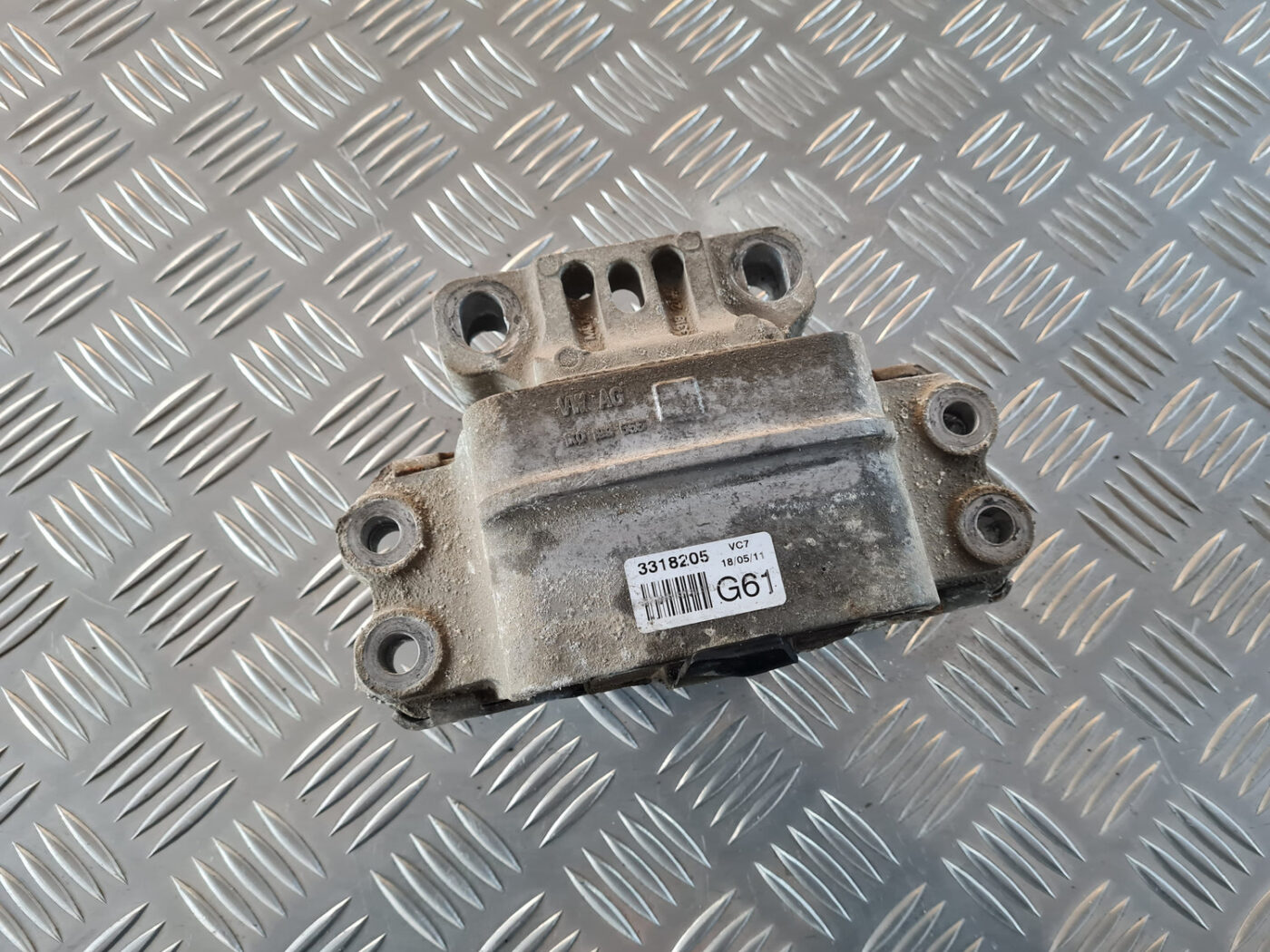 Dzinēja spilvens priekš VW GOLF 6 2011 2 Dzinēja spilvens priekš VW GOLF 6 2011