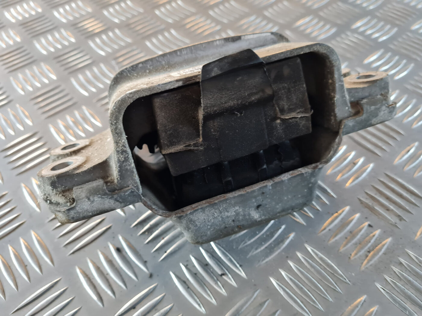 Dzinēja spilvens priekš VW GOLF 6 2011 3 Dzinēja spilvens priekš VW GOLF 6 2011