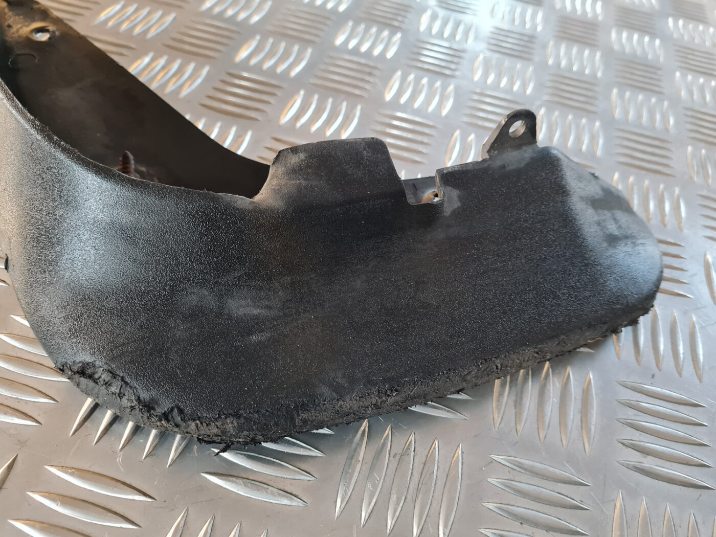 Priekšējais kreisais dubļu aizsargs priekš VW GOLF 6 2011