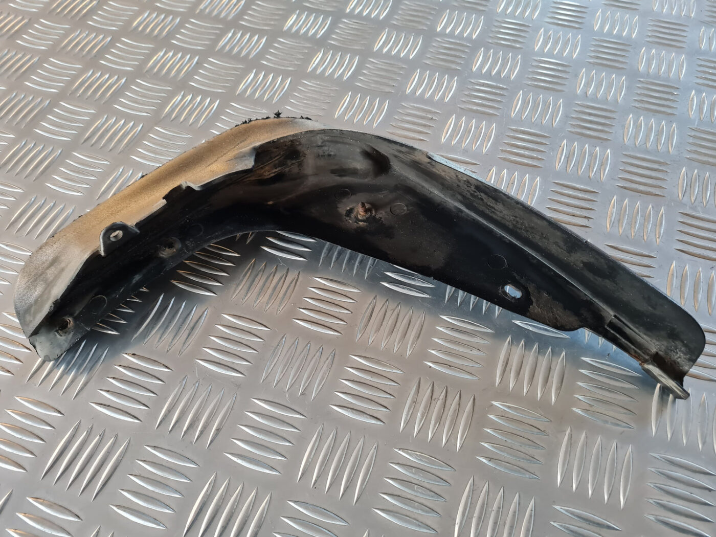 Priekšējais kreisais dubļu aizsargs priekš VW GOLF 6 2011