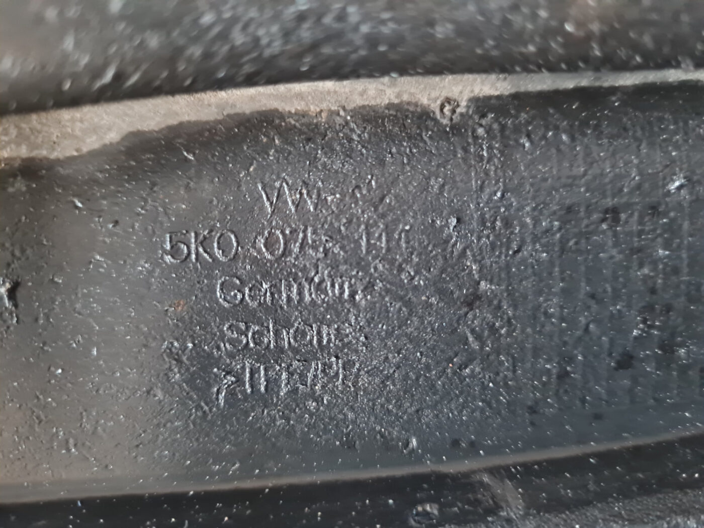 Priekšējais kreisais dubļu aizsargs priekš VW GOLF 6 2011