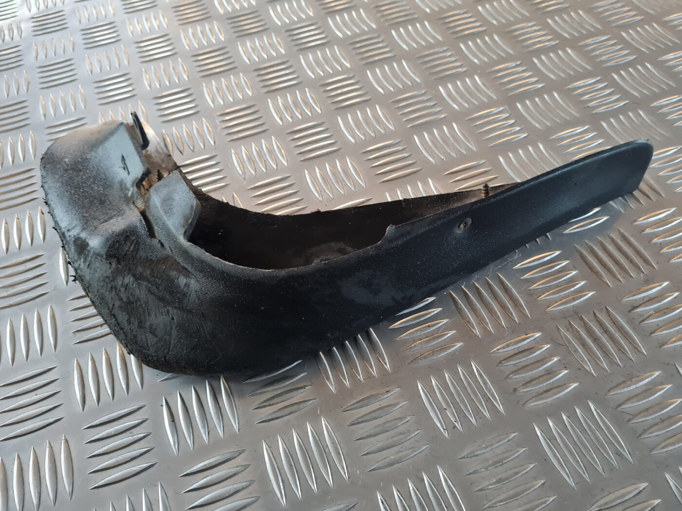 Priekšējais labais dubļu aizsargs priekš VW GOLF 6 2011 8 Priekšējais labais dubļu aizsargs priekš VW GOLF 6 2011