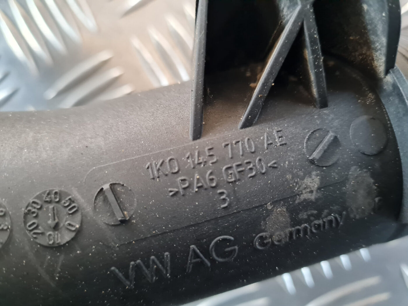 Interkulera caurule priekš VW GOLF 6 2011