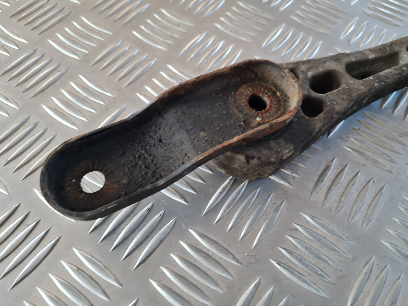 Dzinēja kronšteins priekš VW GOLF 6 2011