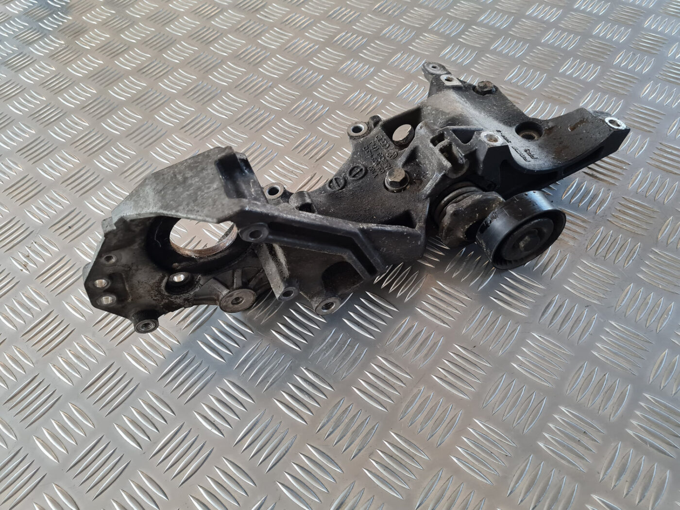 Ģeneratora kronšteins priekš VW GOLF 6 2011