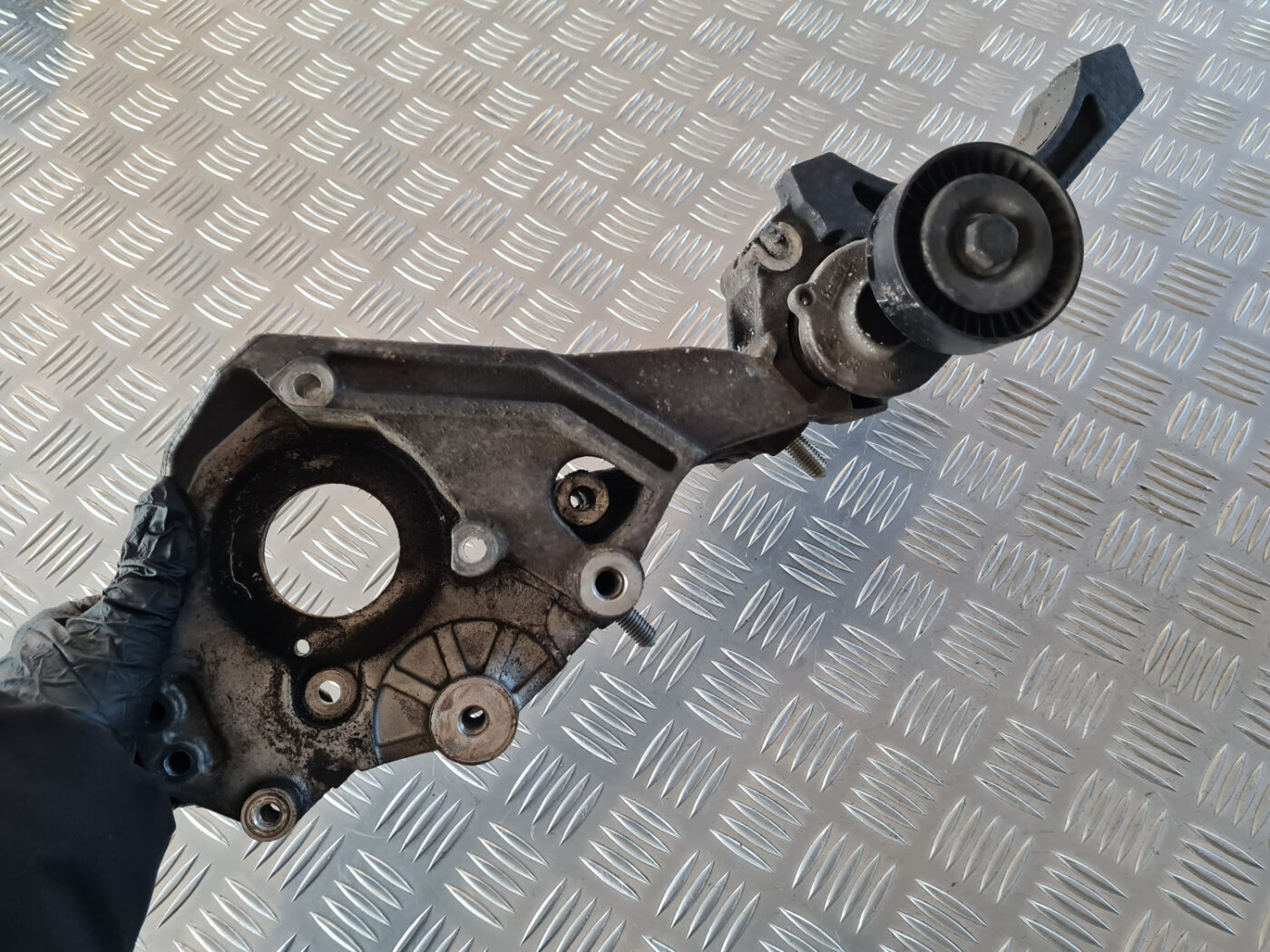 Ģeneratora kronšteins priekš VW GOLF 6 2011