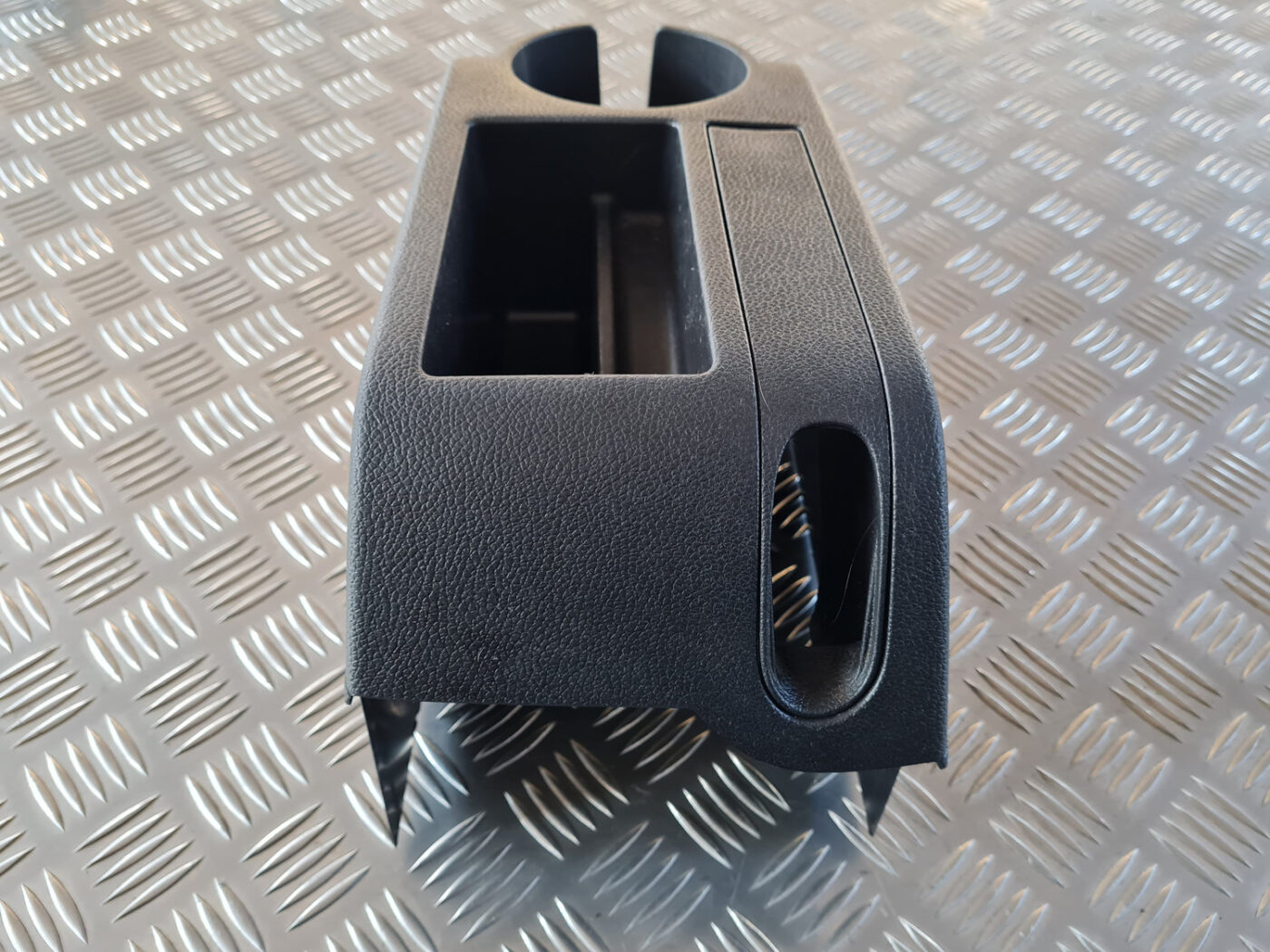 Centrālās konsoles (apdares) vidēja daļa priekš VW GOLF 6 2011