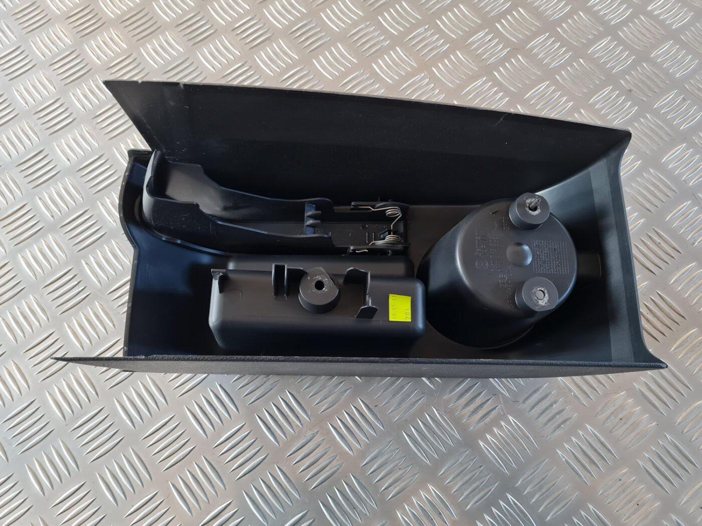 Centrālās konsoles (apdares) vidēja daļa priekš VW GOLF 6 2011