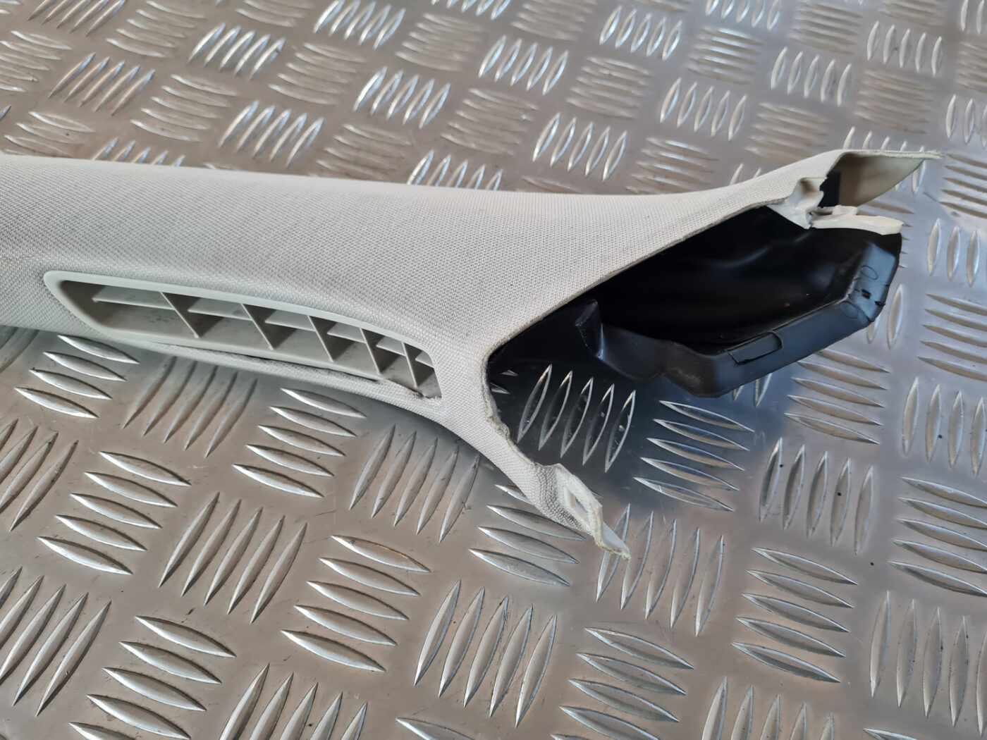 Priekšējas salona statnes apdare priekš VW GOLF 6 2011