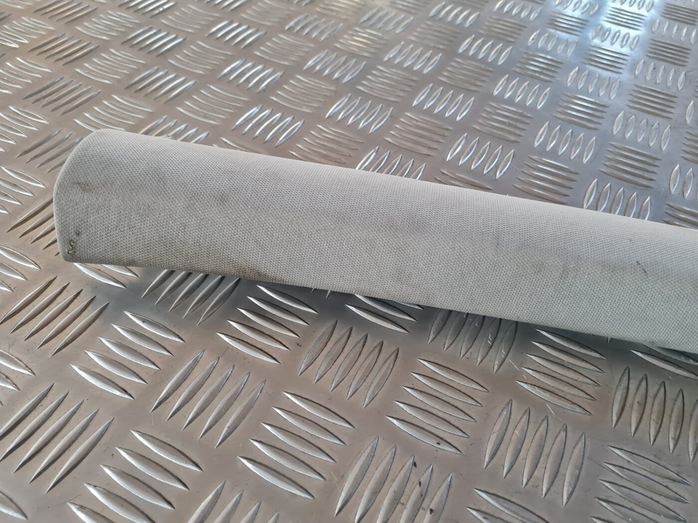 Priekšējas salona statnes apdare priekš VW GOLF 6 2011