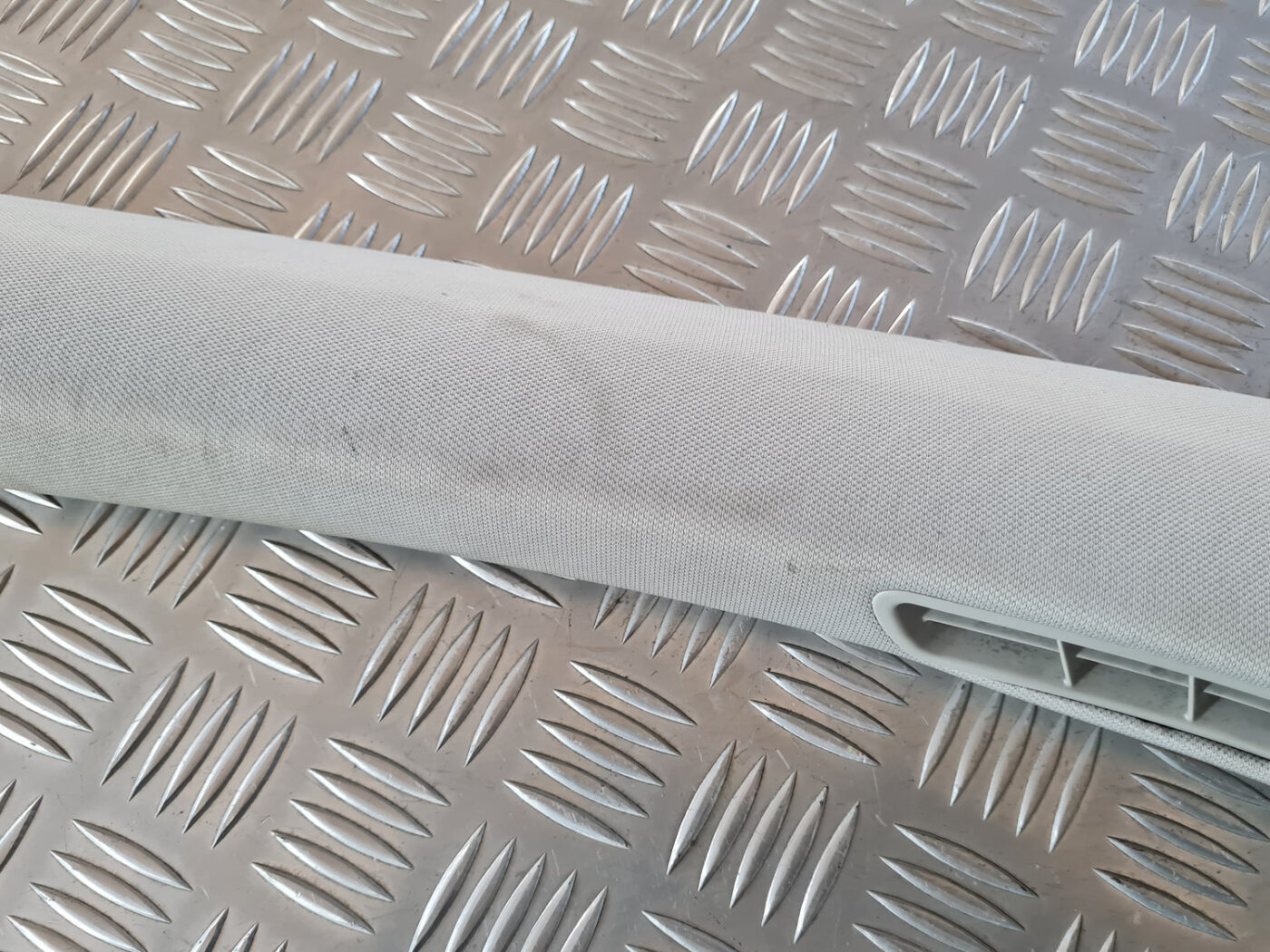 Priekšējas salona statnes apdare priekš VW GOLF 6 2011