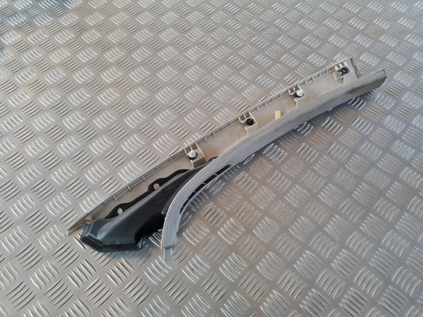 Priekšējas salona statnes apdare priekš VW GOLF 6 2011