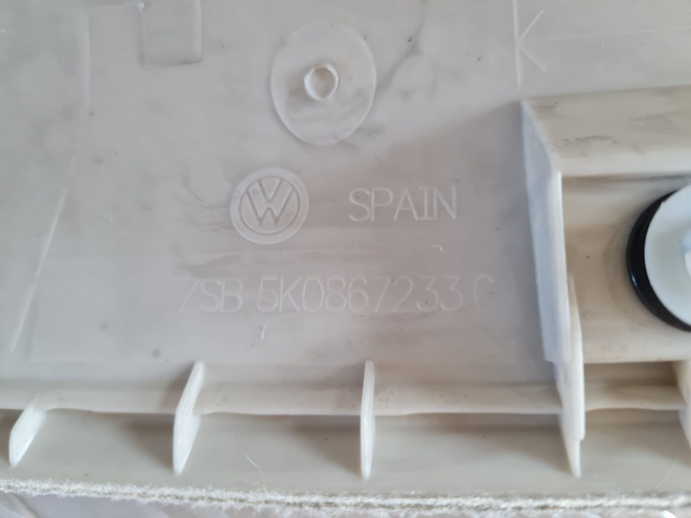 Priekšējas salona statnes apdare priekš VW GOLF 6 2011