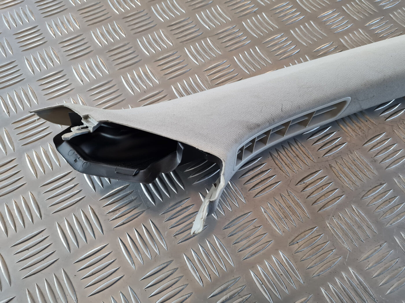 Priekšējas salona statnes apdare priekš VW GOLF 6 2011