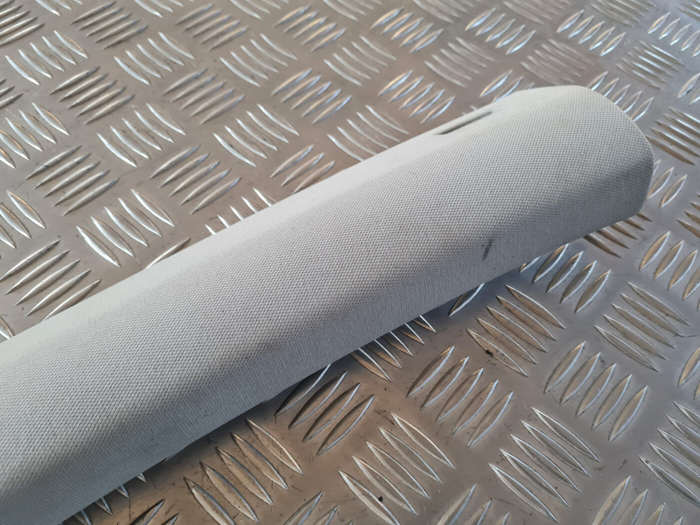 Priekšējas salona statnes apdare priekš VW GOLF 6 2011