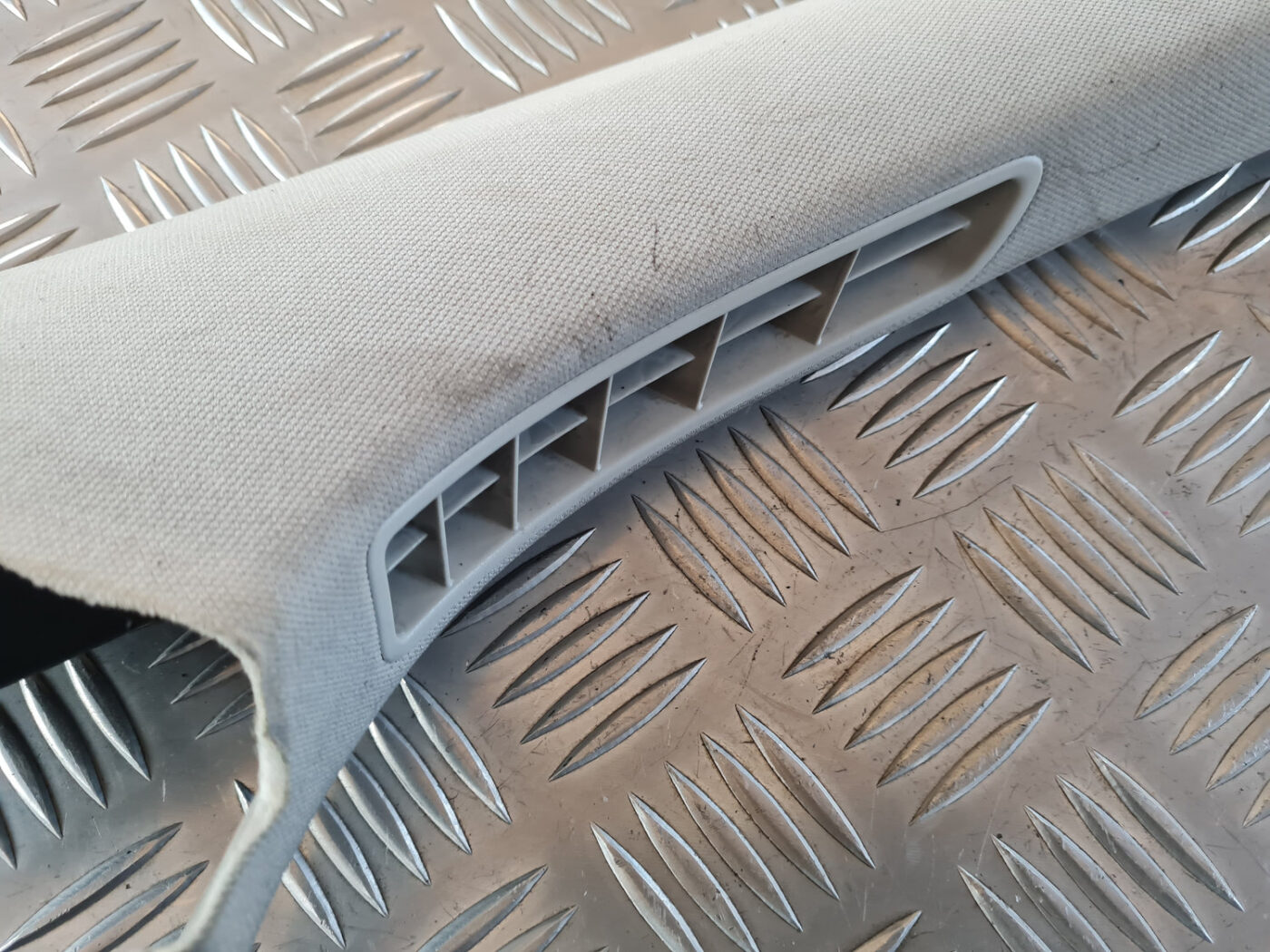 Priekšējas salona statnes apdare priekš VW GOLF 6 2011