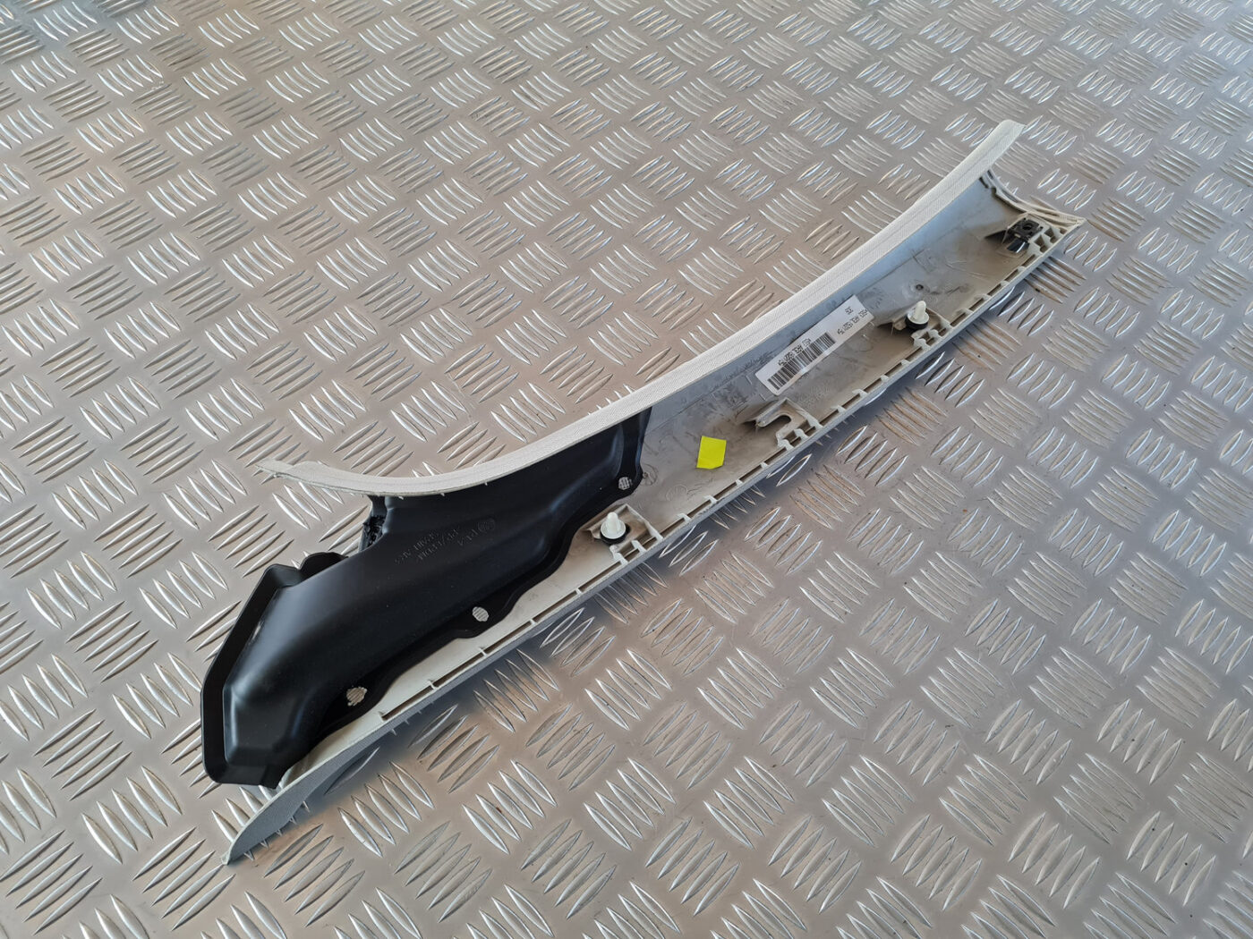 Priekšējas salona statnes apdare priekš VW GOLF 6 2011