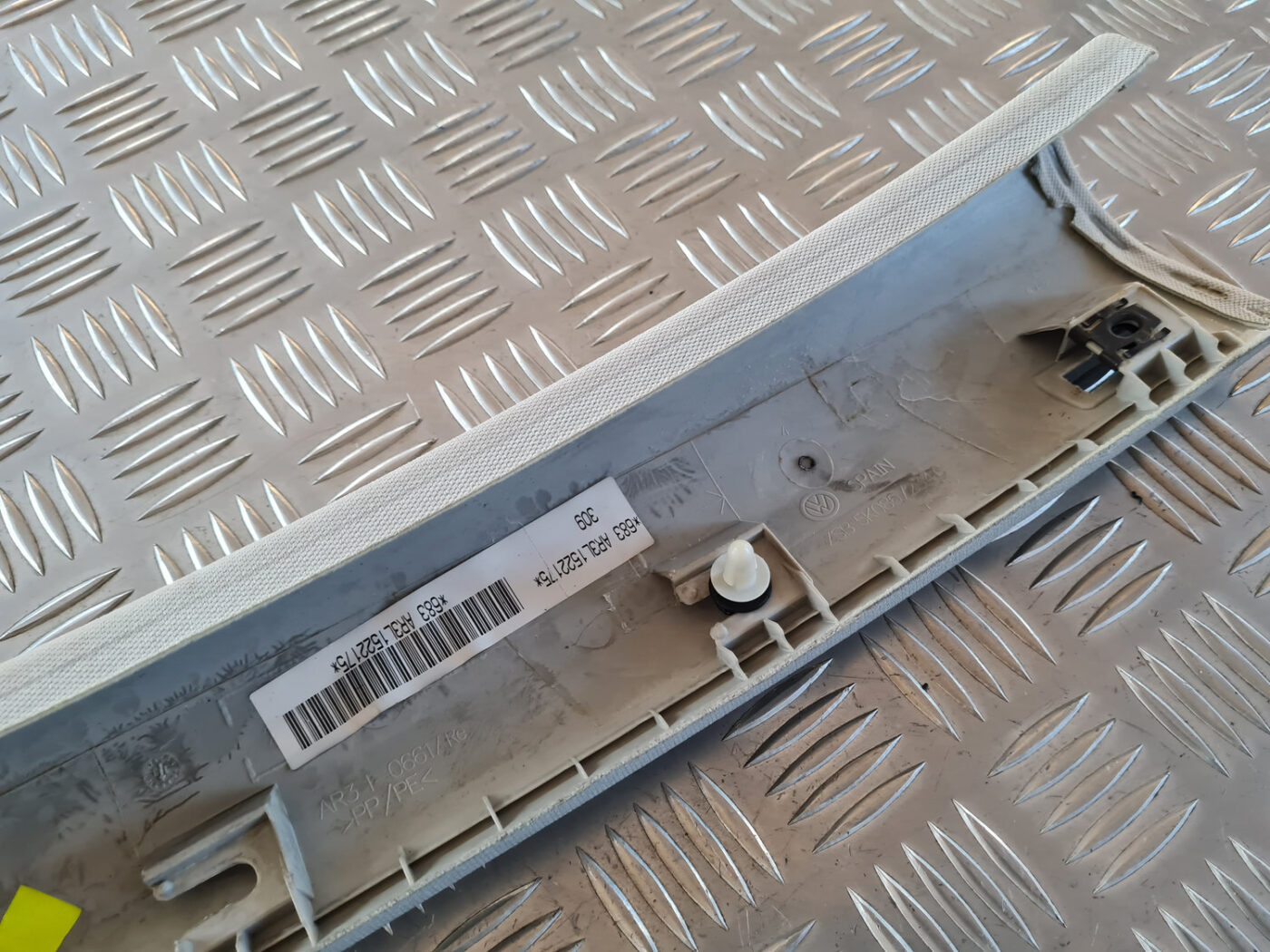 Priekšējas salona statnes apdare priekš VW GOLF 6 2011