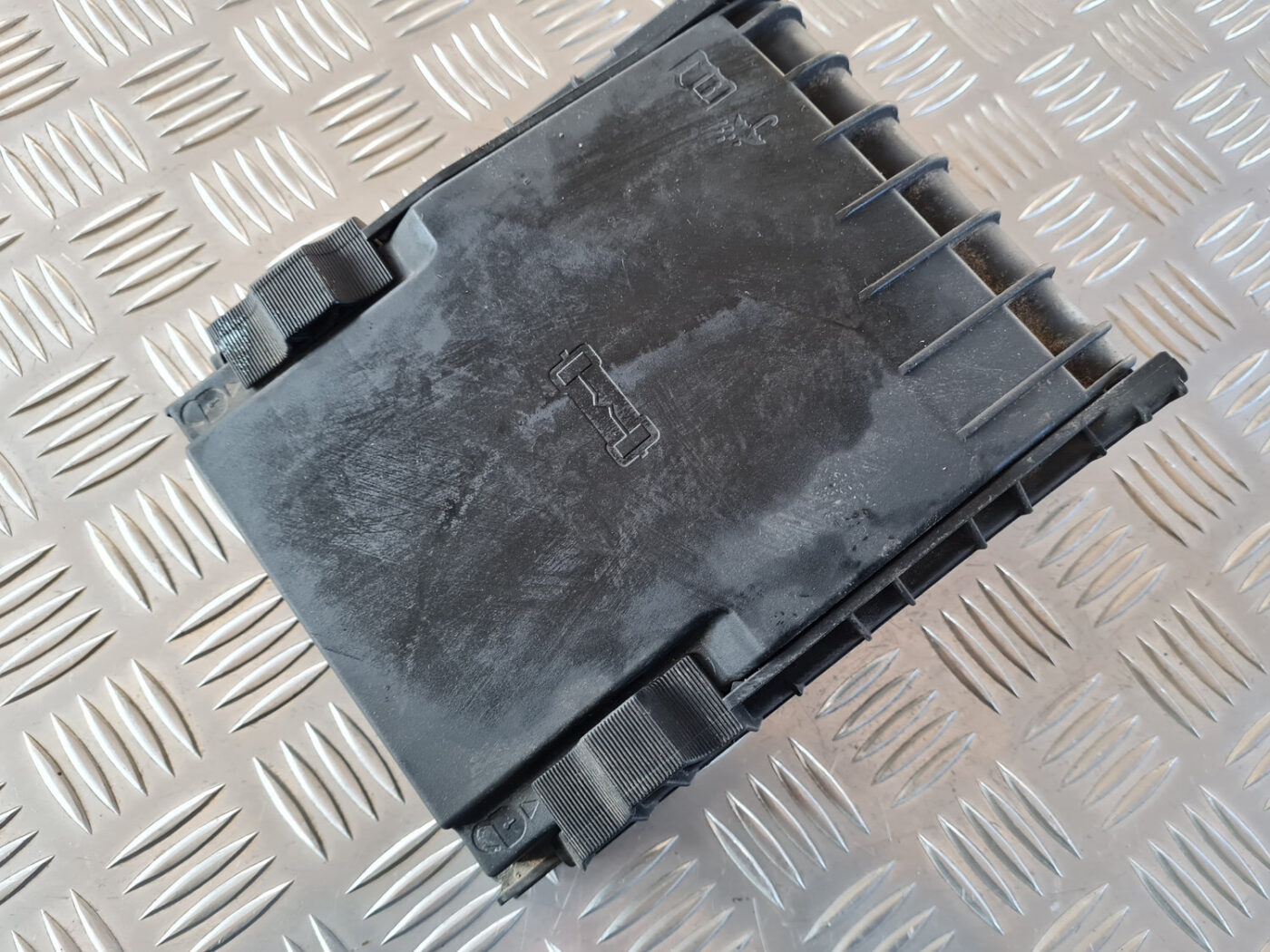 Drošinātāju kārbas korpusa vāks priekš VW GOLF 6 2011 2 Drošinātāju kārbas korpusa vāks priekš VW GOLF 6 2011