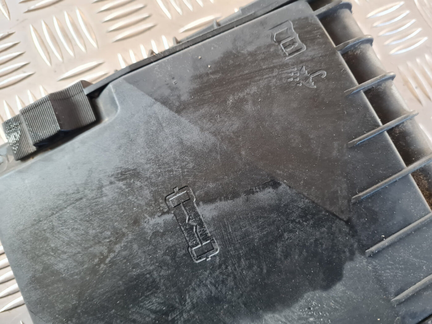 Drošinātāju kārbas korpusa vāks priekš VW GOLF 6 2011 6 Drošinātāju kārbas korpusa vāks priekš VW GOLF 6 2011