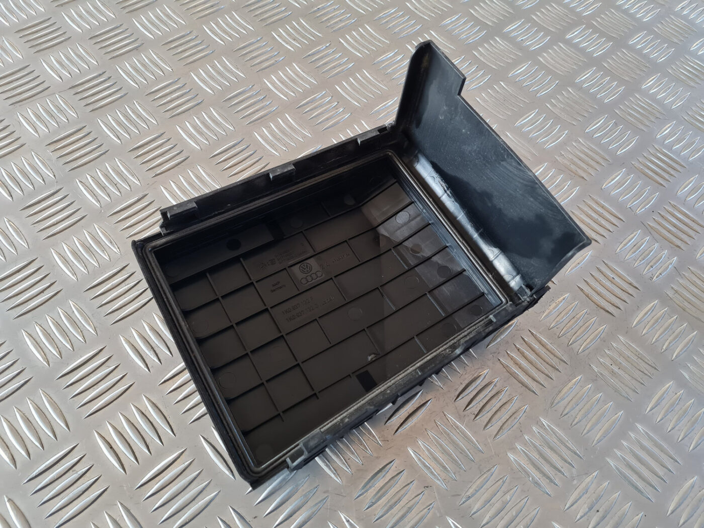 Drošinātāju kārbas korpusa vāks priekš VW GOLF 6 2011 5 Drošinātāju kārbas korpusa vāks priekš VW GOLF 6 2011