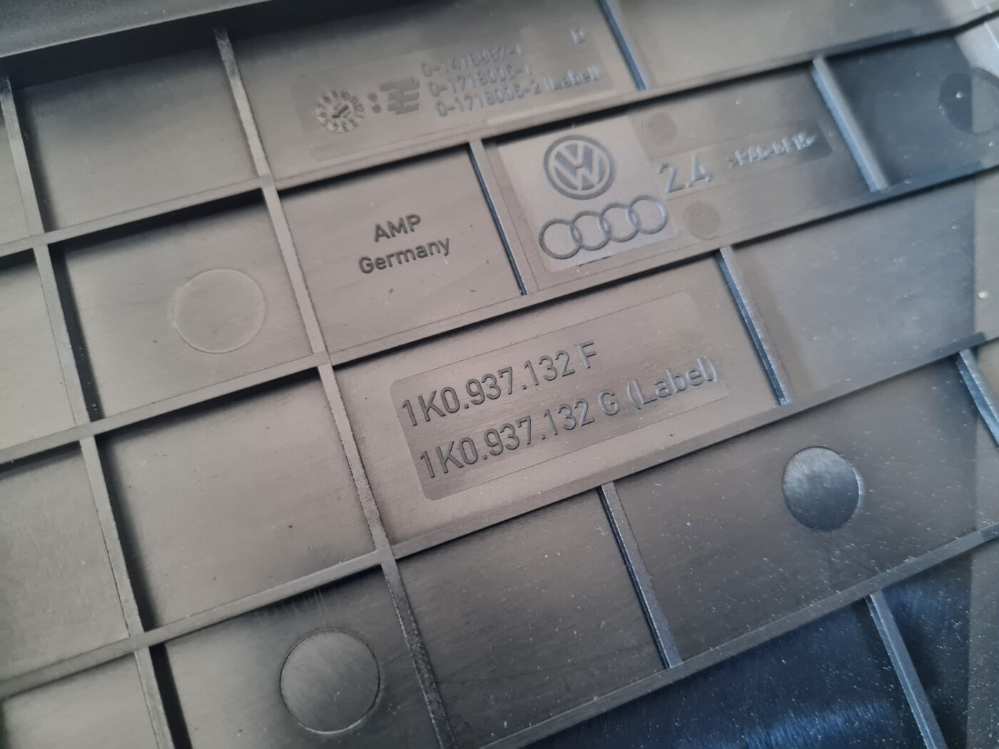 Drošinātāju kārbas korpusa vāks priekš VW GOLF 6 2011 4 Drošinātāju kārbas korpusa vāks priekš VW GOLF 6 2011