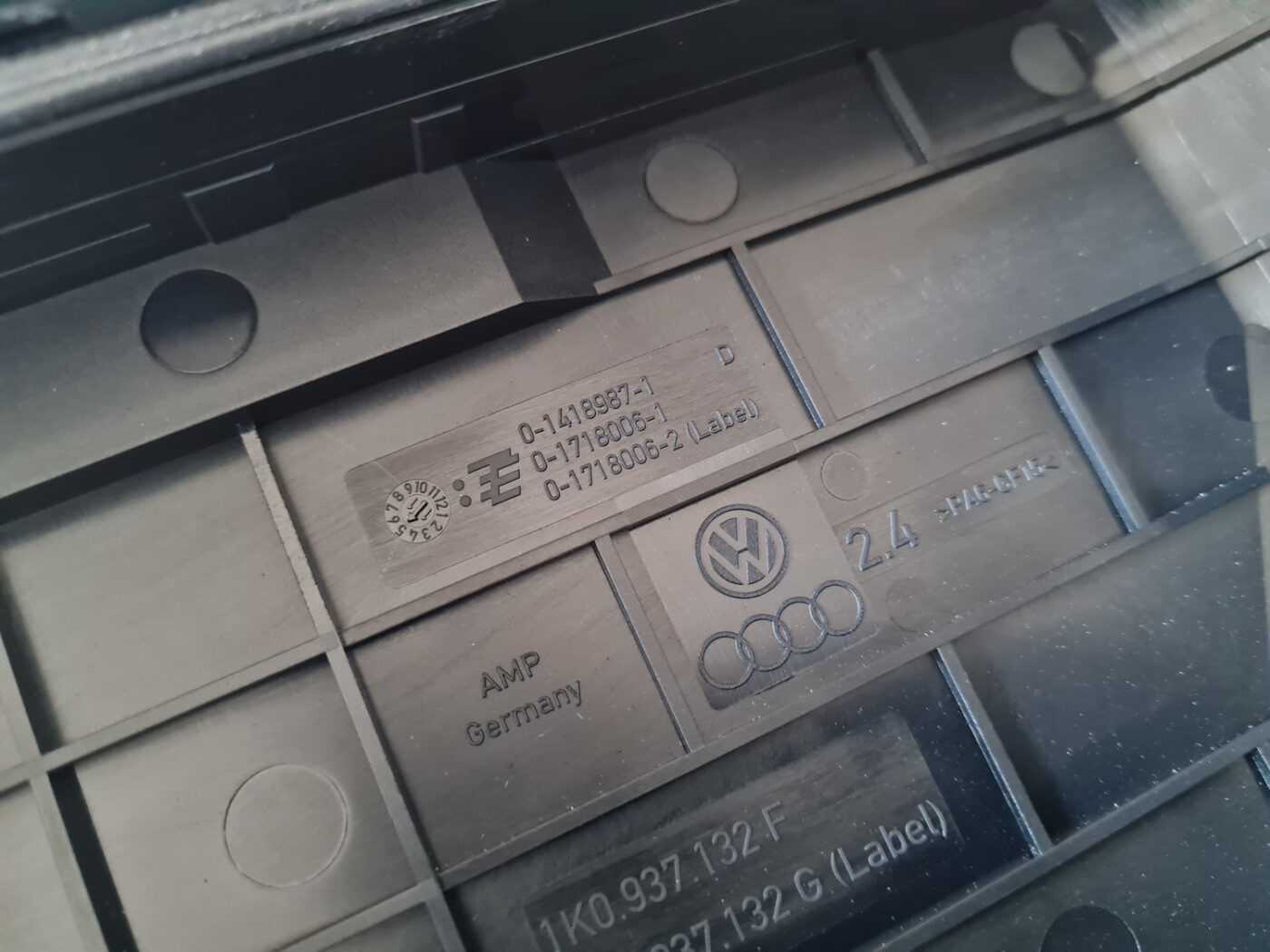 Drošinātāju kārbas korpusa vāks priekš VW GOLF 6 2011 3 Drošinātāju kārbas korpusa vāks priekš VW GOLF 6 2011