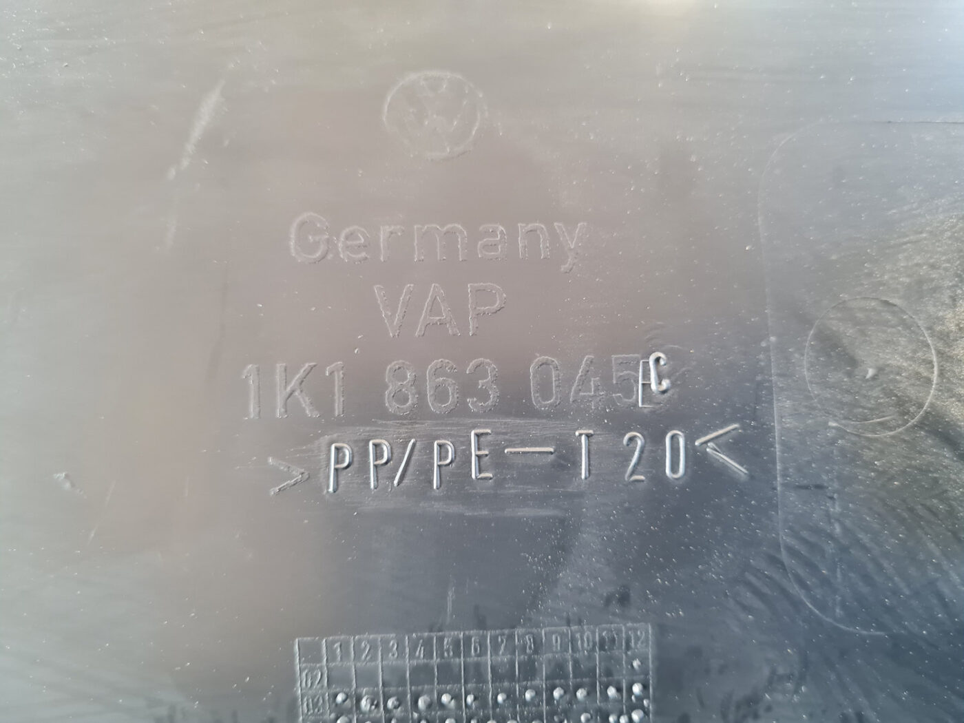 Centrālās konsoles (apdares) sānu panelis priekš VW GOLF 6 2011 3 Centrālās konsoles (apdares) sānu panelis priekš VW GOLF 6 2011