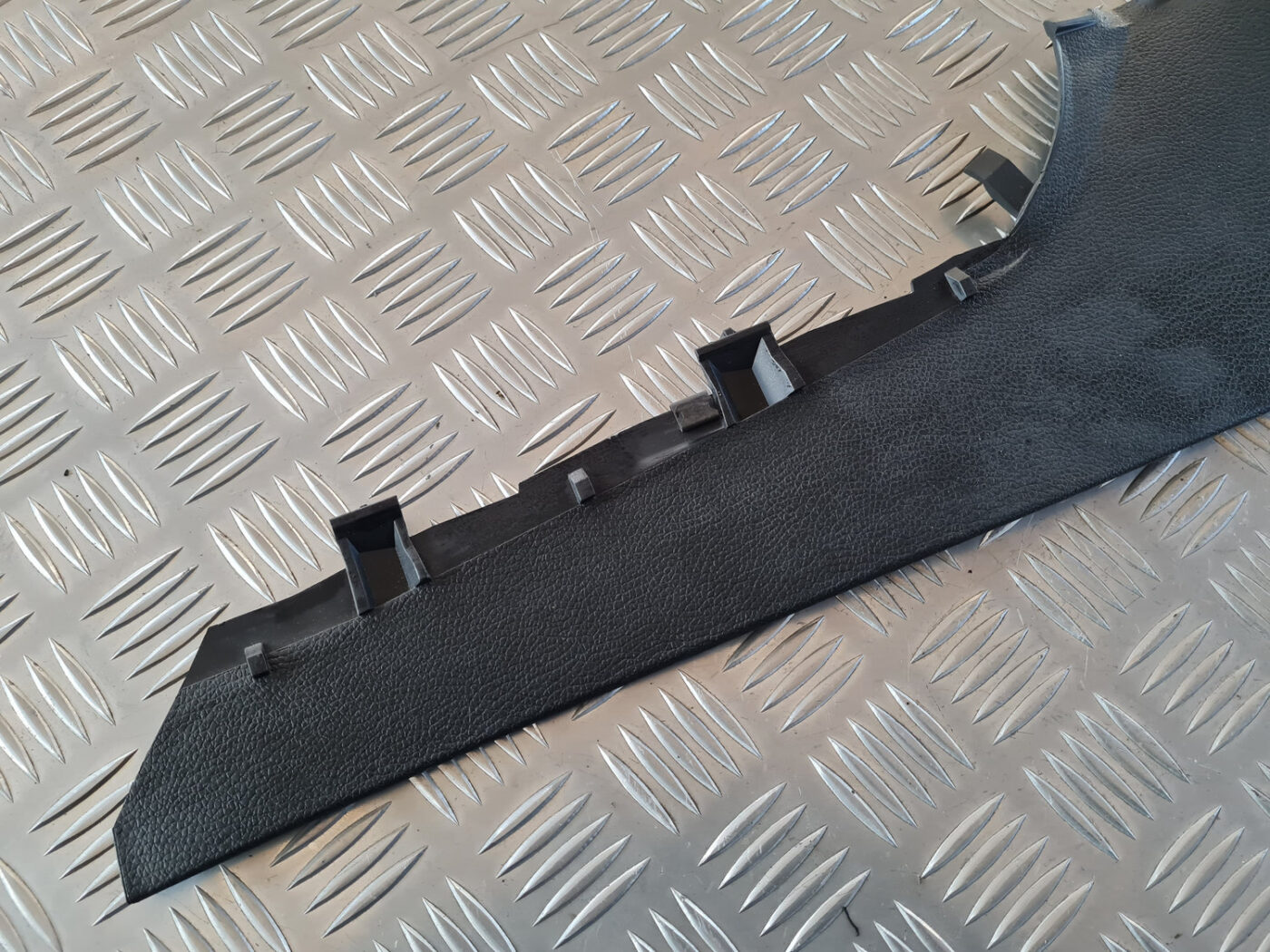 Centrālās konsoles (apdares) sānu panelis priekš VW GOLF 6 2011