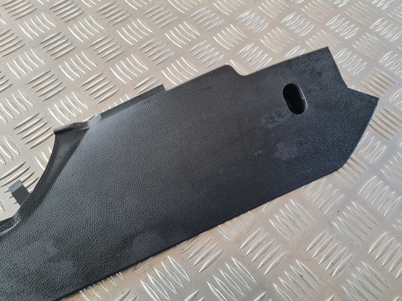 Centrālās konsoles (apdares) sānu panelis priekš VW GOLF 6 2011