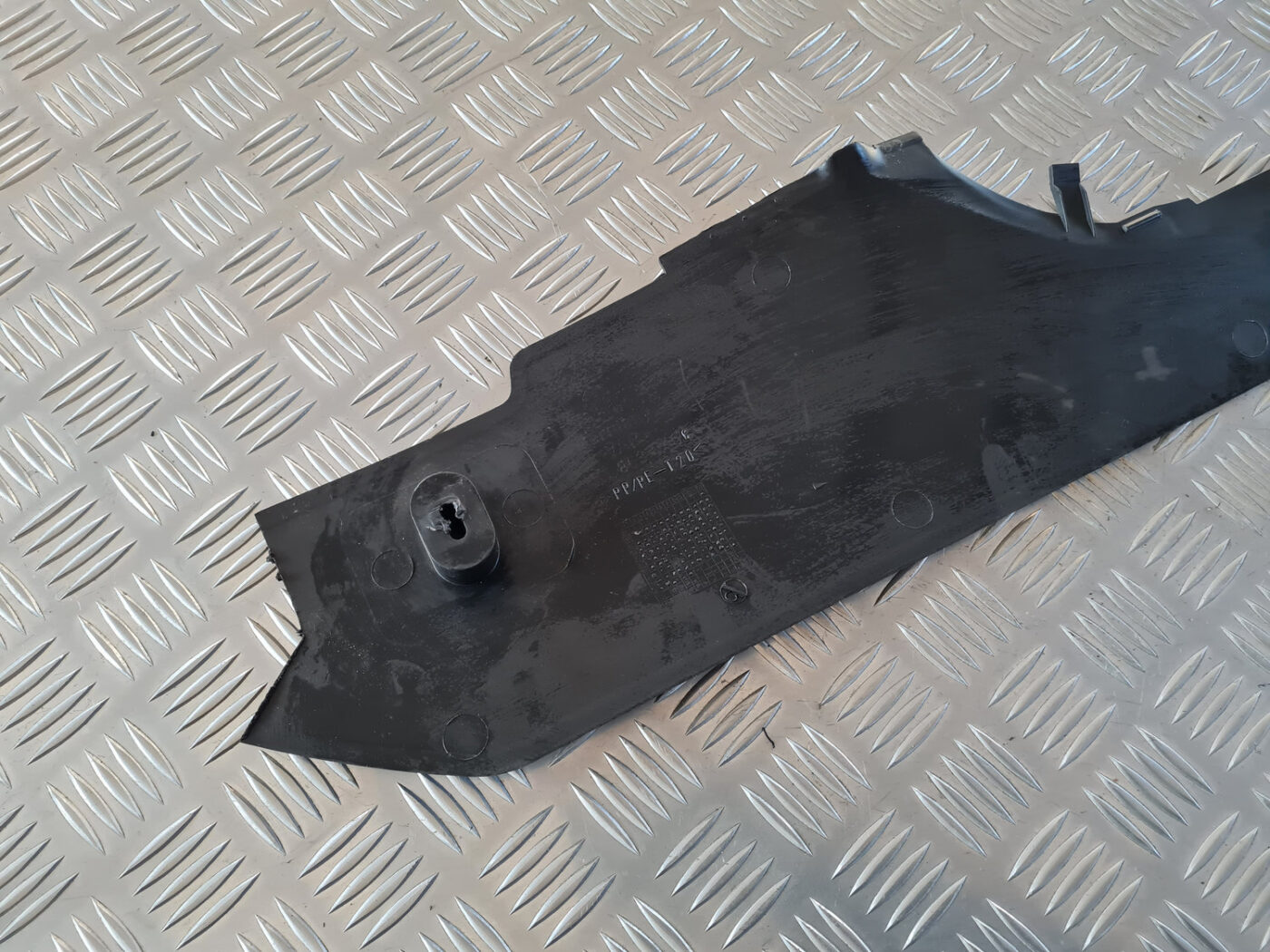 Centrālās konsoles (apdares) sānu panelis priekš VW GOLF 6 2011