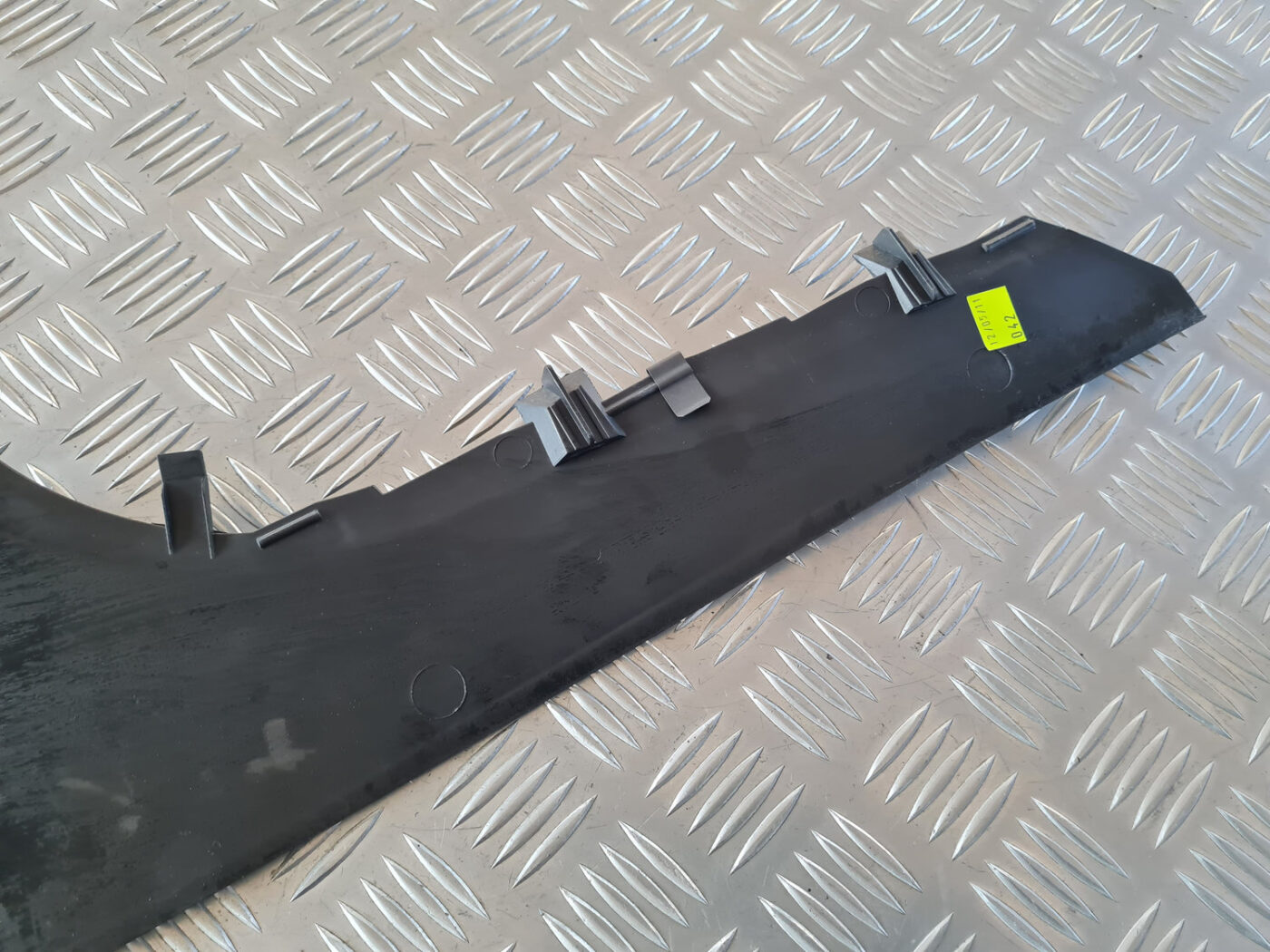 Centrālās konsoles (apdares) sānu panelis priekš VW GOLF 6 2011