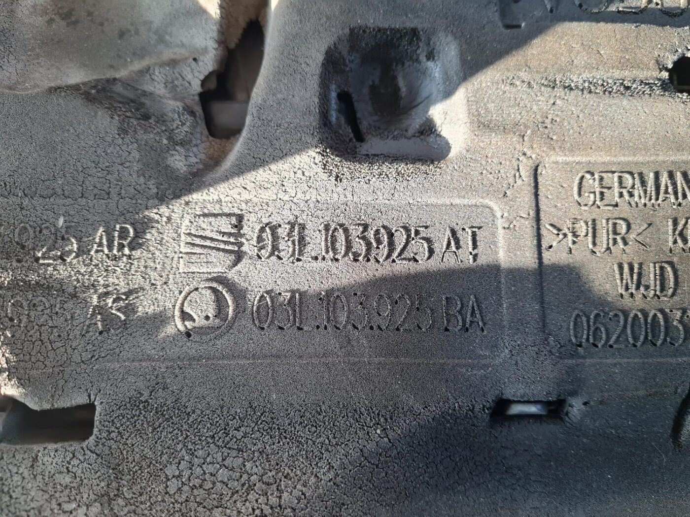 Dzinēja dekoratīvais vāks priekš VW GOLF 6 2011