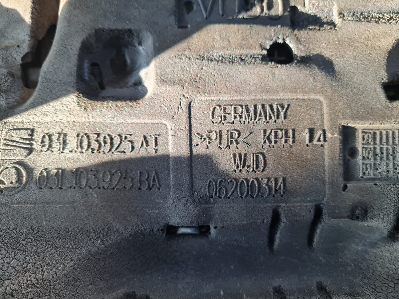 Dzinēja dekoratīvais vāks priekš VW GOLF 6 2011