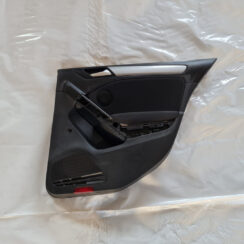 Aizmugurējo labo durvju apdare priekš VW GOLF 6 2011