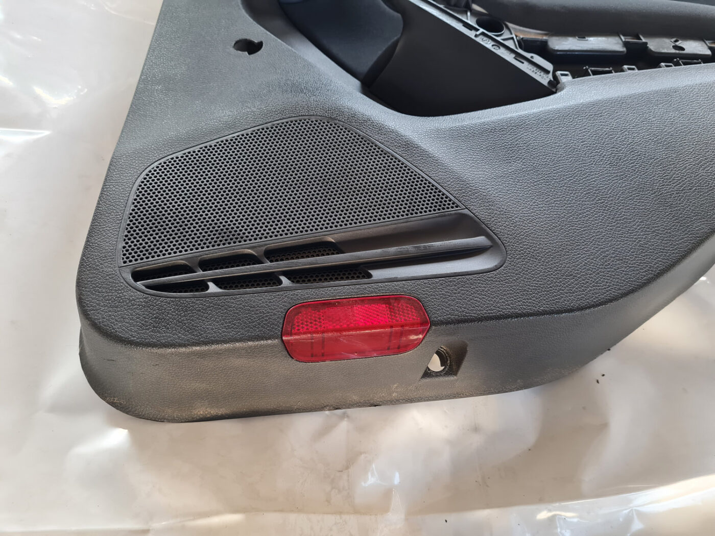 Aizmugurējo labo durvju apdare priekš VW GOLF 6 2011