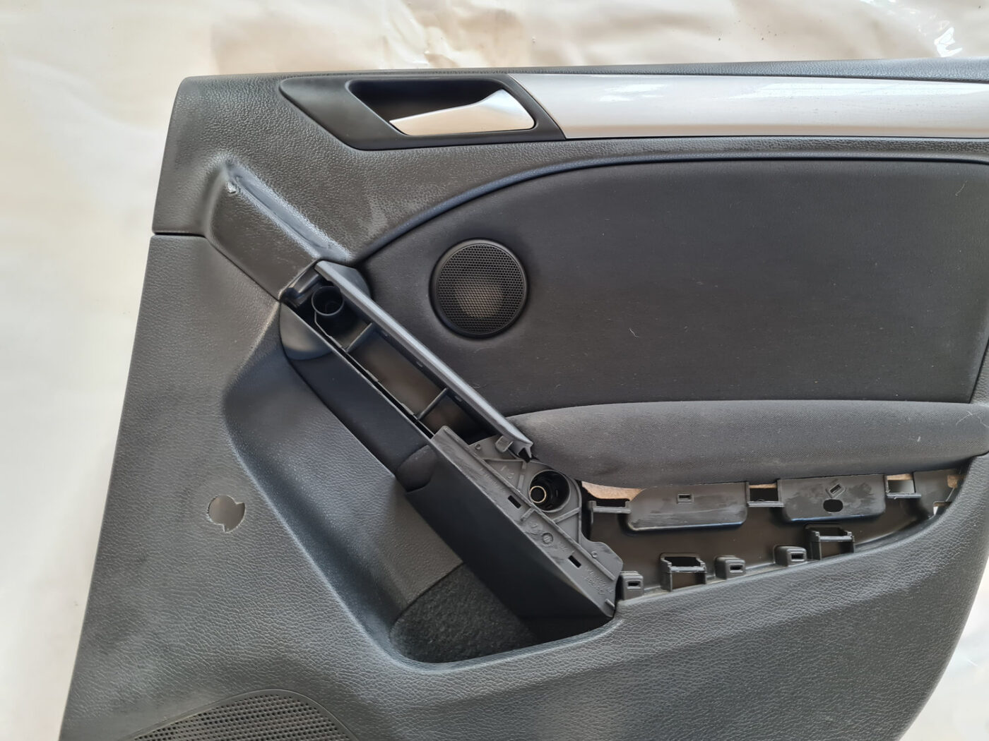 Aizmugurējo labo durvju apdare priekš VW GOLF 6 2011