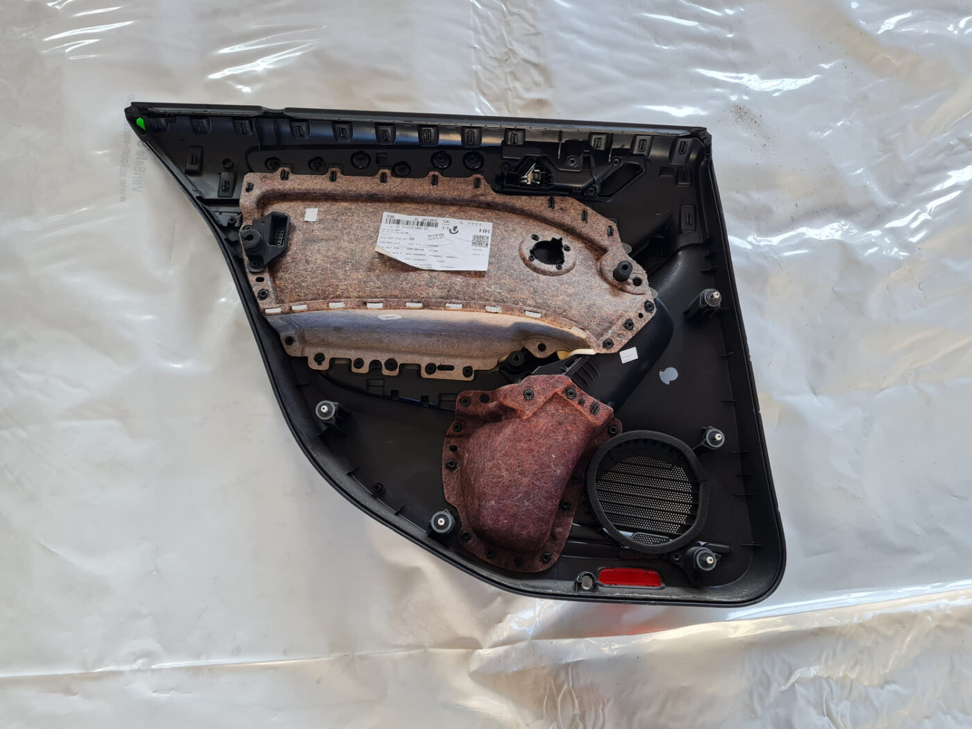 Aizmugurējo labo durvju apdare priekš VW GOLF 6 2011