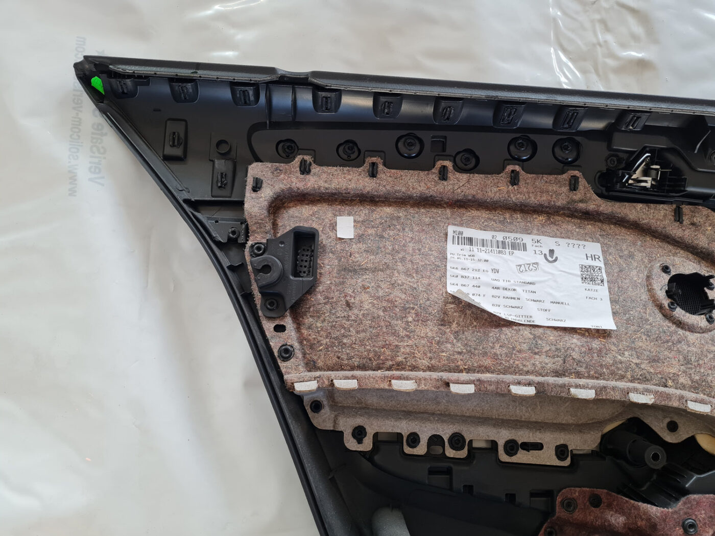 Aizmugurējo labo durvju apdare priekš VW GOLF 6 2011