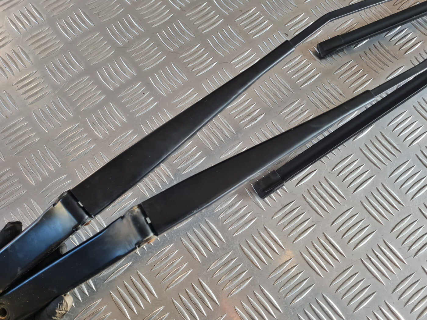 Vējstikla slotu turētāju komplekts priekš VW GOLF 6 2011