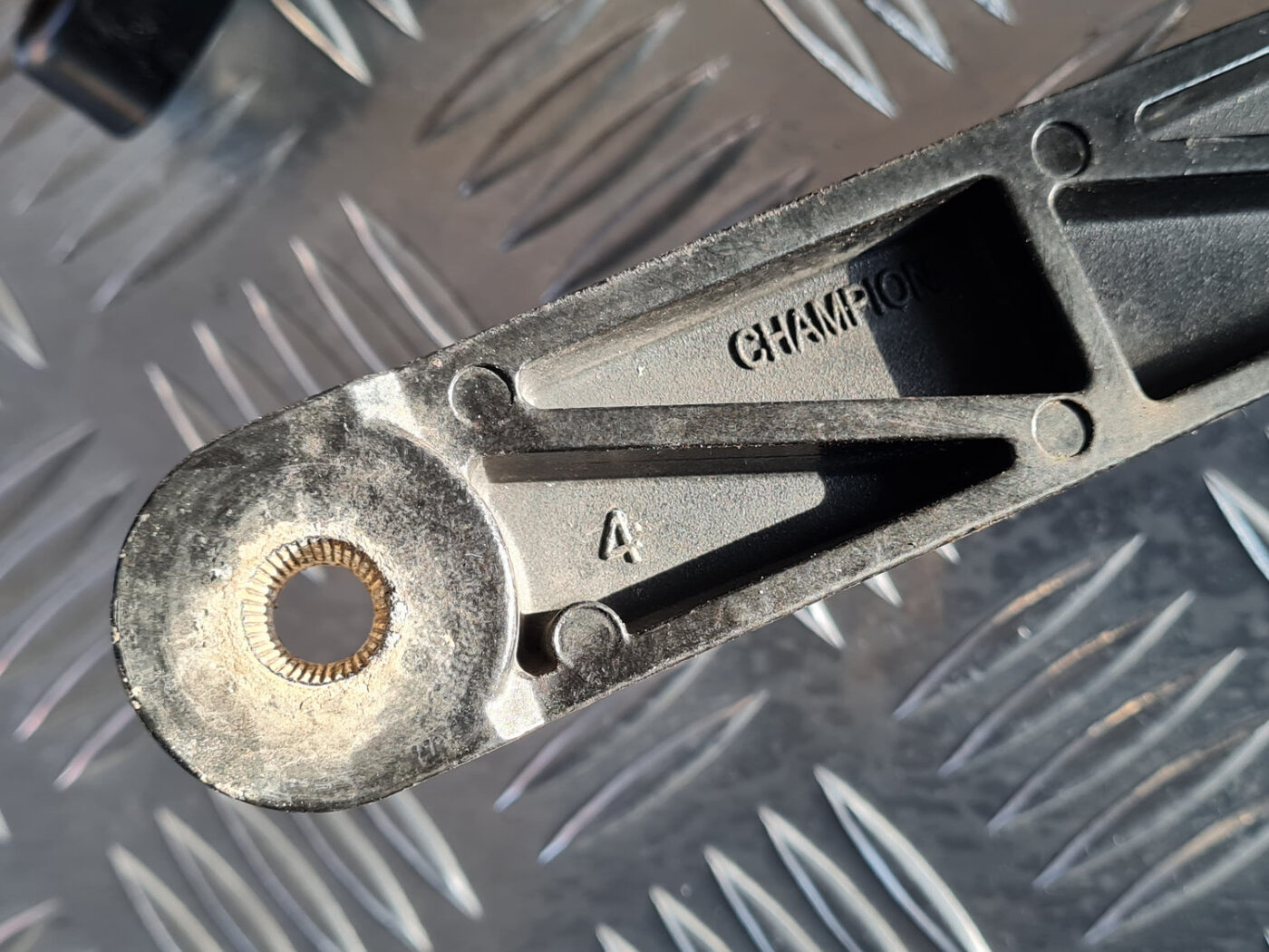 Vējstikla slotu turētāju komplekts priekš VW GOLF 6 2011