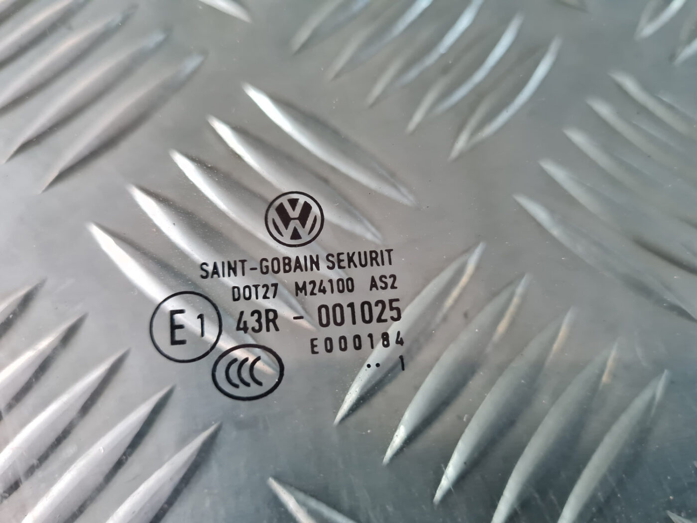 Priekšējo labo durvju stikls priekš VW GOLF 6 2011