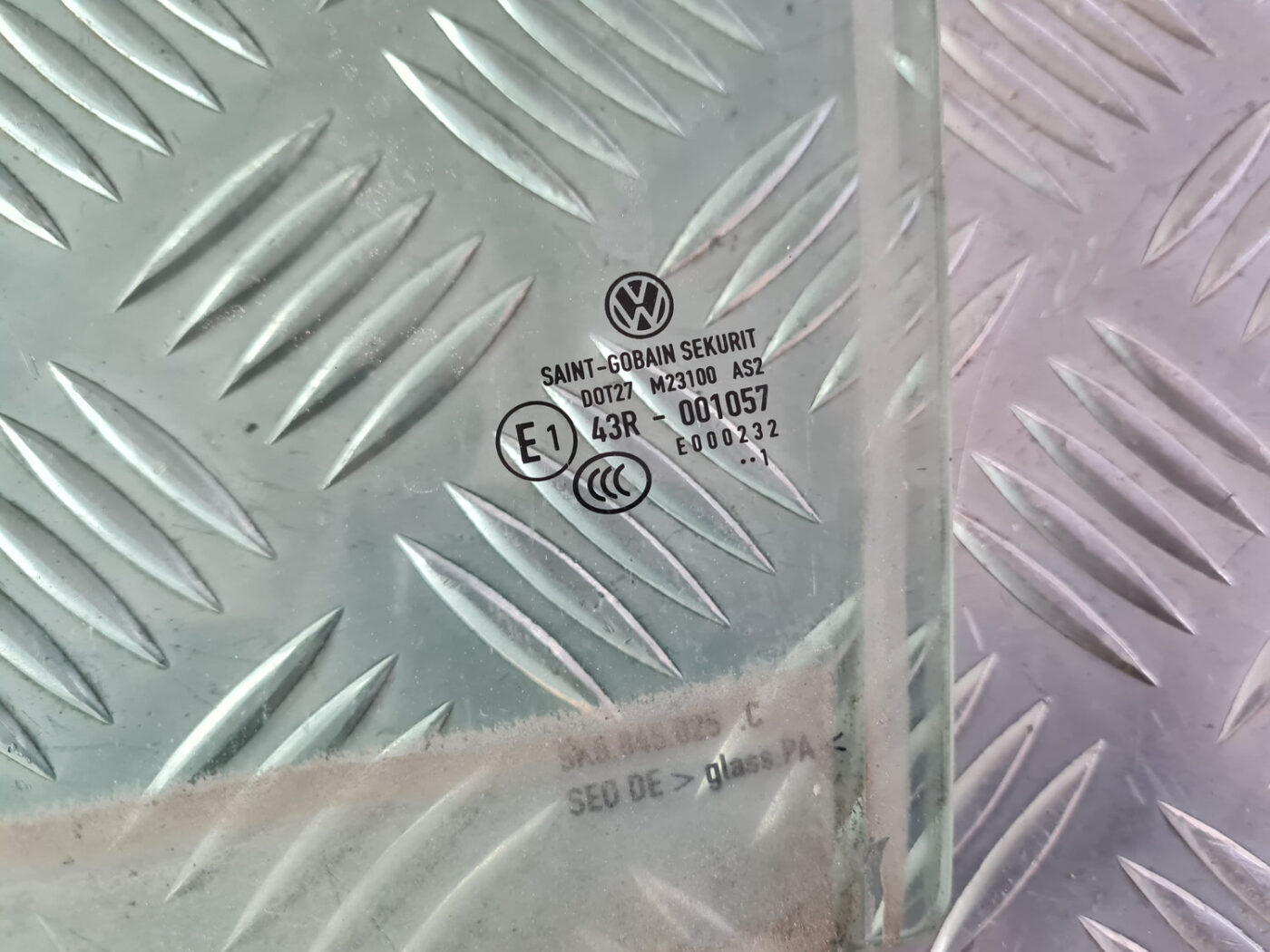 Aizmugurējo labo durvju stikls priekš VW GOLF 6 2011