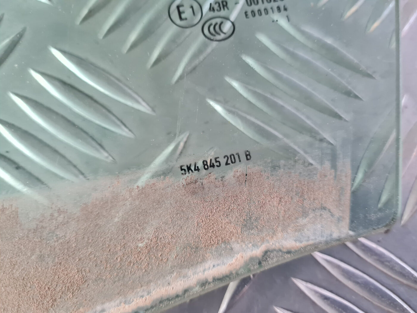 Priekšējo kreiso durvju stikls priekš VW GOLF 6 2011